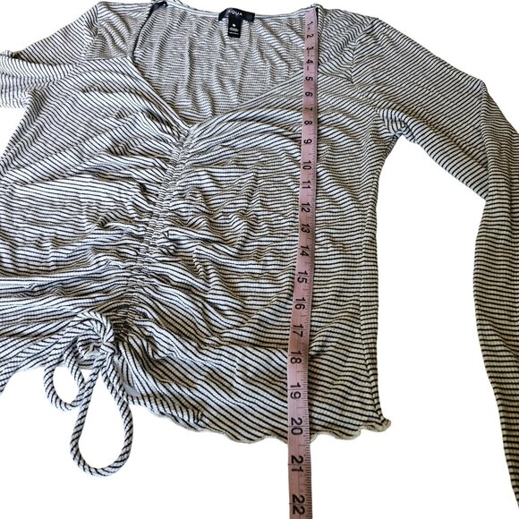 Aqua Women's Black White Striped Roughing Front long Sleeved Top size Large - Picture 13 of 13